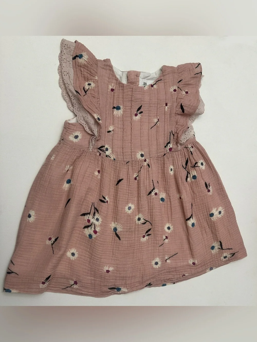 Zara girl’s muslin dress daisy print, eyelet ruffle shoulders.  Size 3-4T.